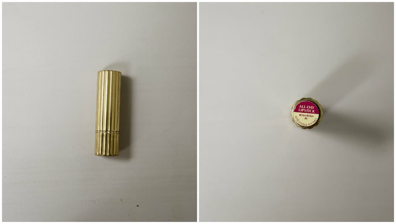 En el interior de la bolsa, había un lapiz labial Rosa Rosa de Estée Lauder, cuyo precio actualmente ronda en los 22 dólares.