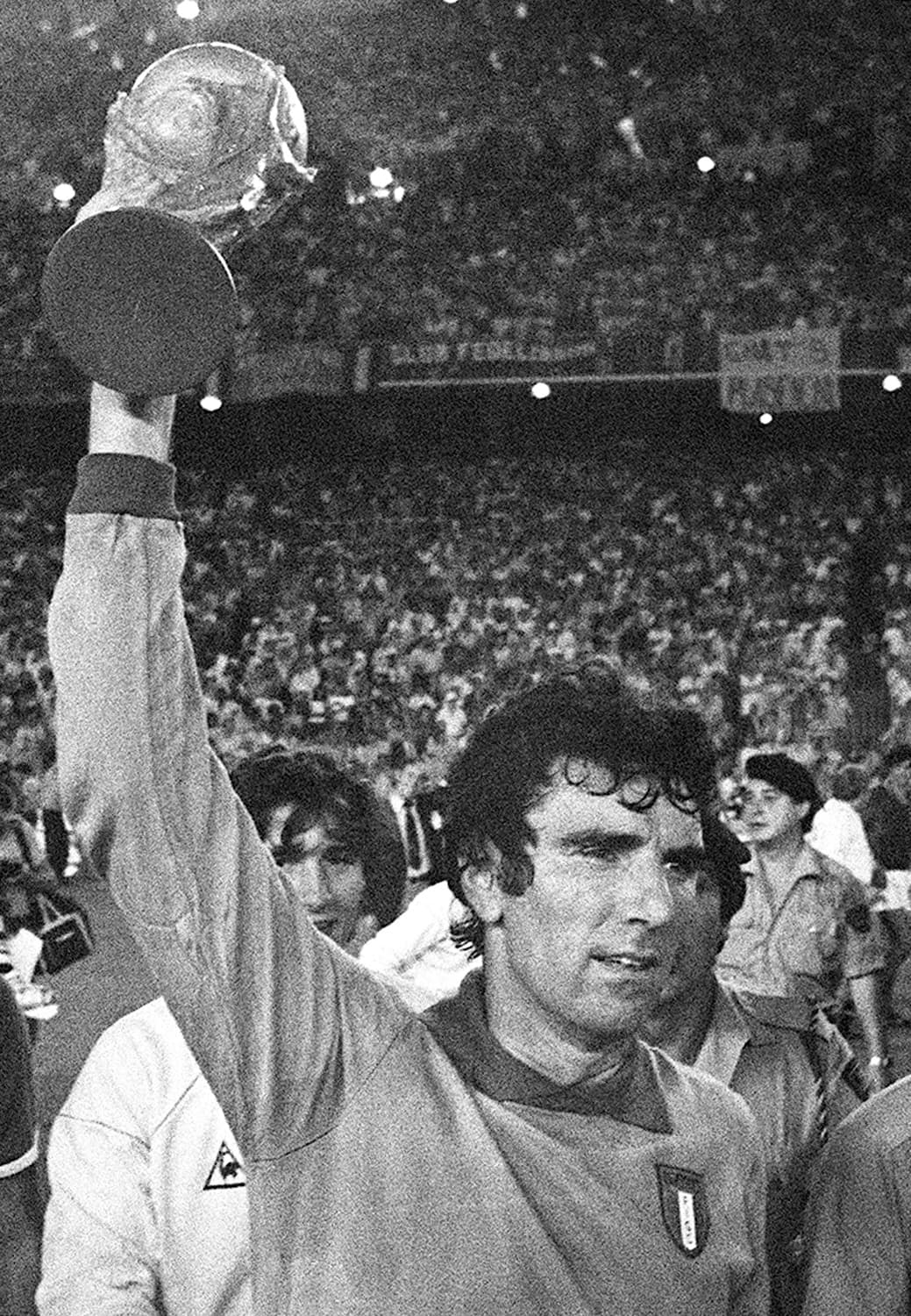 También consiguió ser el segundo portero que fue campeón con Italia siendo capitán, después de Giampiero Combi.