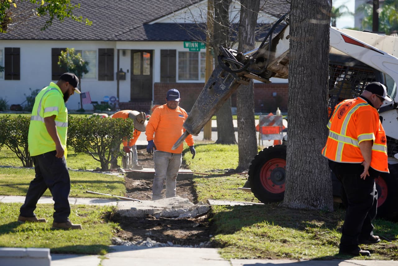 <b>5.</b> Compara las referencias de los contratistas y busca por lo menos tres diferentes cotizaciones. Cuando tengas en mente a quién le vas a solicitar sus servicios, asegúrate de que te entreguen un contrato escrito. No te apresures a contratar a quien te cobre menos, especialmente si la diferencia con el resto es considerable.