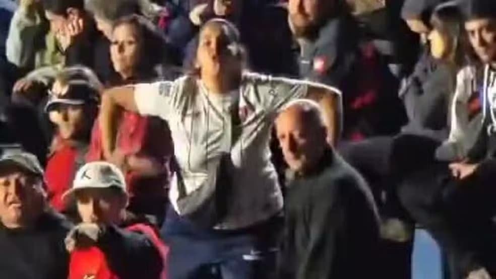 Aficionada podría ser vetada por San Lorenzo tras imitar a monos ante Palmeiras