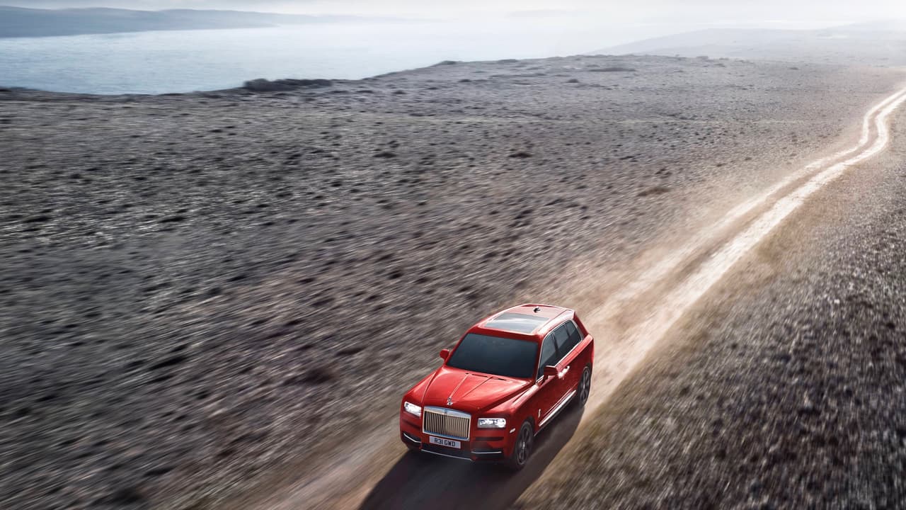 Rompiendo aún más tradiciones, Rolls-Royce dejó sombras, espíritus y fantasmas a un lado, para nombrar a su primera SUV en honor a lo que a sus clientes les sobra, riqueza. 
<br>
<br>Con un peso de 3,106.75 carates, el 
<b>diamante Cullinan</b> fue el diamante más grande jamás encontrado. El Cullinan fue obsequiado al rey Eduardo VII de Inglaterra quien no tardó en cortarlo, obteniendo una serie de impresionantes joyas, entre ellas la Gran Estrella de África, que aún mantiene el récord de ser el diamante cortado más grande de la historia.