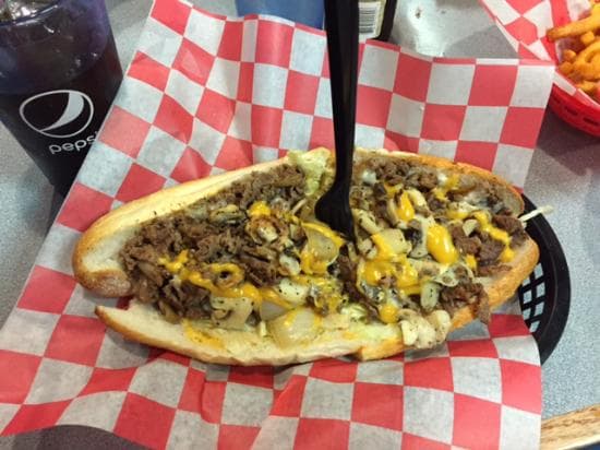 Chubby’s Steaks es una entrada digna en el cheesesteak smackdown que es Henry Avenue cerca de Walnut Lane en Roxborough, donde un grupo de cheesesteak y pizzerías compite con los de 9th y Passyunk. Chubby's tiene todas las variaciones, además de una barra completa. Chubby's ofrece pedidos en línea para entrega y comida para llevar.