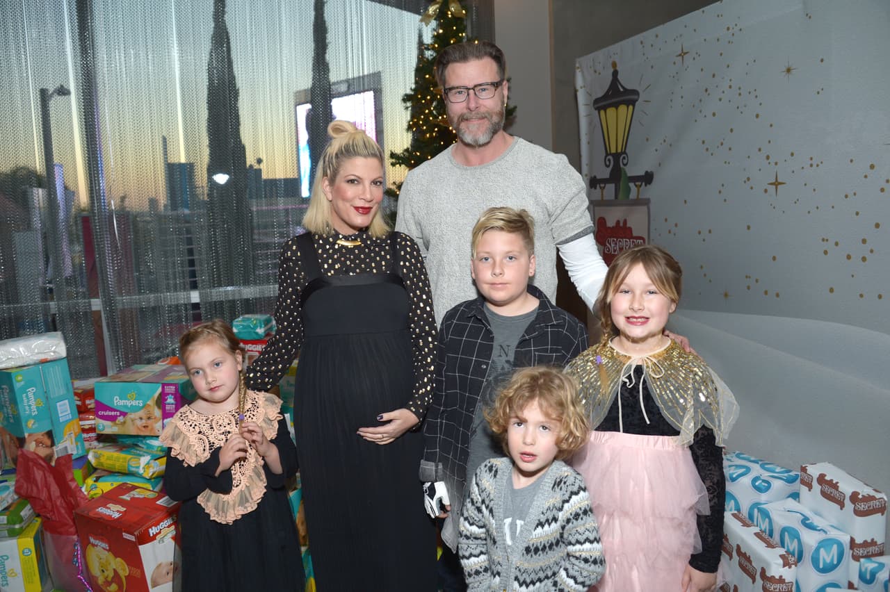 <b>Tori Spelling</b>, famosa por su papel en la serie Beverly Hills 90210, tiene cinco hijos: Hatie, Finn, Liam, Stella y Beau Dean.