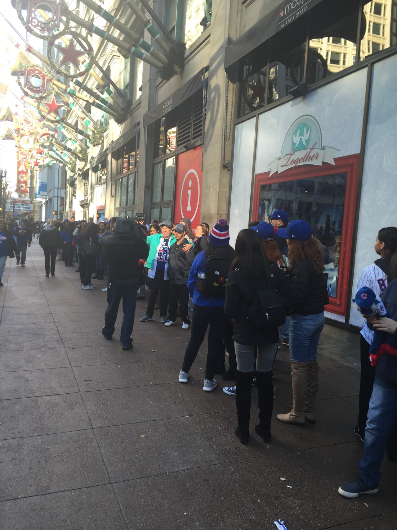 La firma en esta tienda está programada para el mediodía