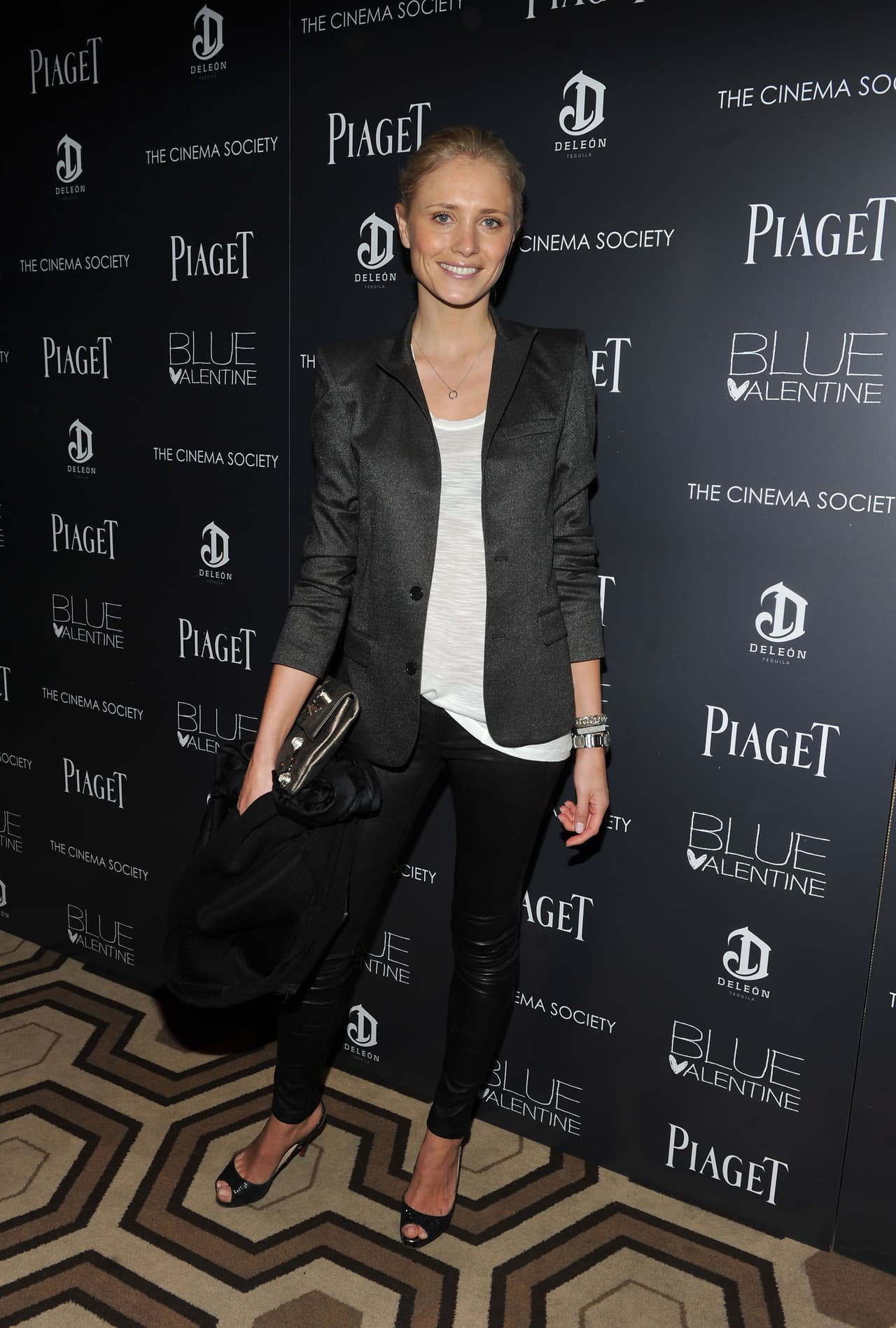 Fuentes cercanas aseguraron que justo cuando cayó al agua fue arrollada por otra tabla, lo que provocó importantes daños en la médula y fractura en la cabeza.