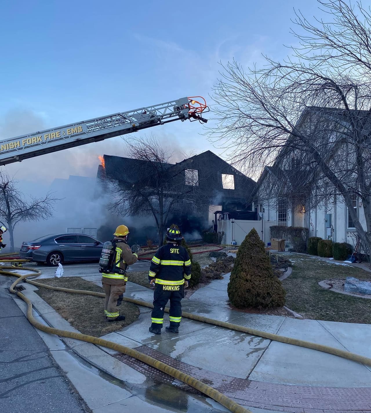 Los bomberos ingresaron al inmueble y mientras caminaban por la estructura descubrieron restos humanos. Las autoridades creen que era el dueño de la casa, quien ya no alcanzó a salir.