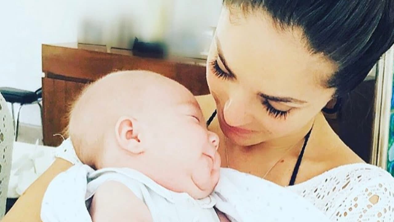 Anahí presume los ojos azules de su bebé