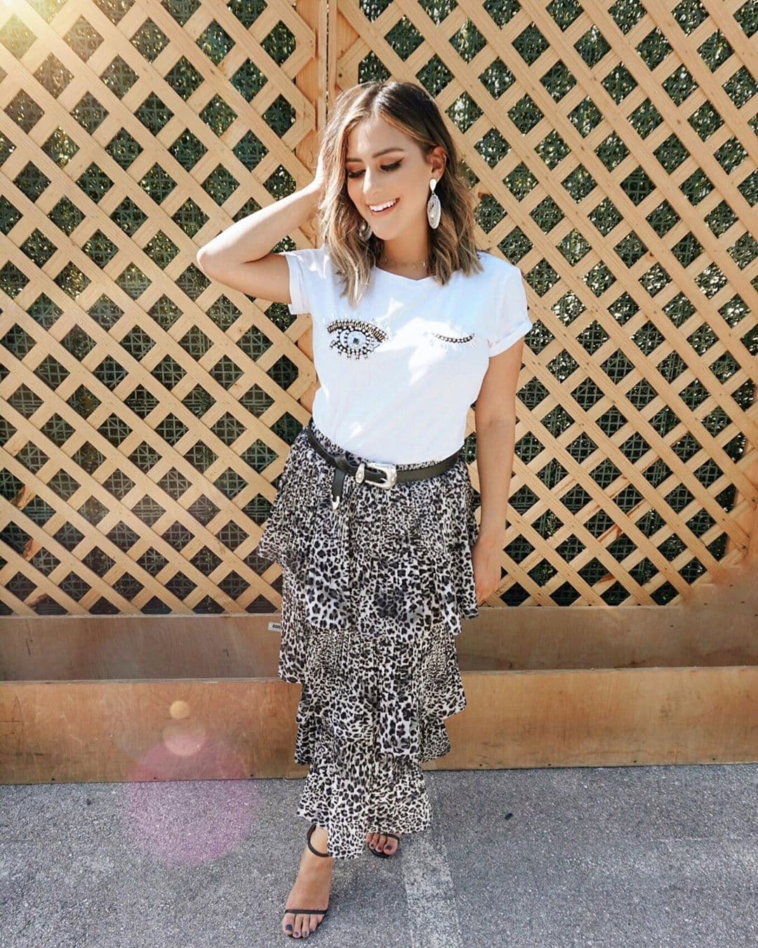 Jessi Rodríguez apostó por las mismas tendencias pero con un corte diferente. Aquí seguimos viendo la falda larga con 'animal print' y la playeras con pequeños detalles impresos.