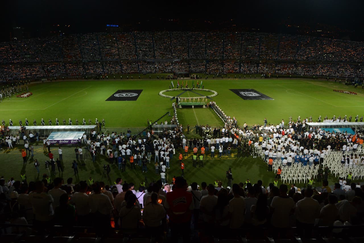 El estadio Atanasio Girardot de Medellín se vistió de homenaje para Chapecoense, cuyo equipo y cuerpo técnico y directivo sufrió un accidente aéreo que produjo el fallecimiento de los tripulantes del club, excepto tres jugadores. Durante el evento hubo detalles por resaltar.