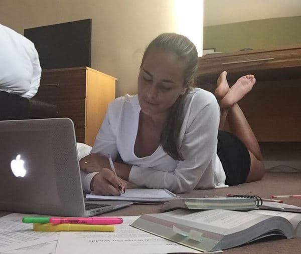 Actualmente cursa estudios universitarios en comunicaciones.