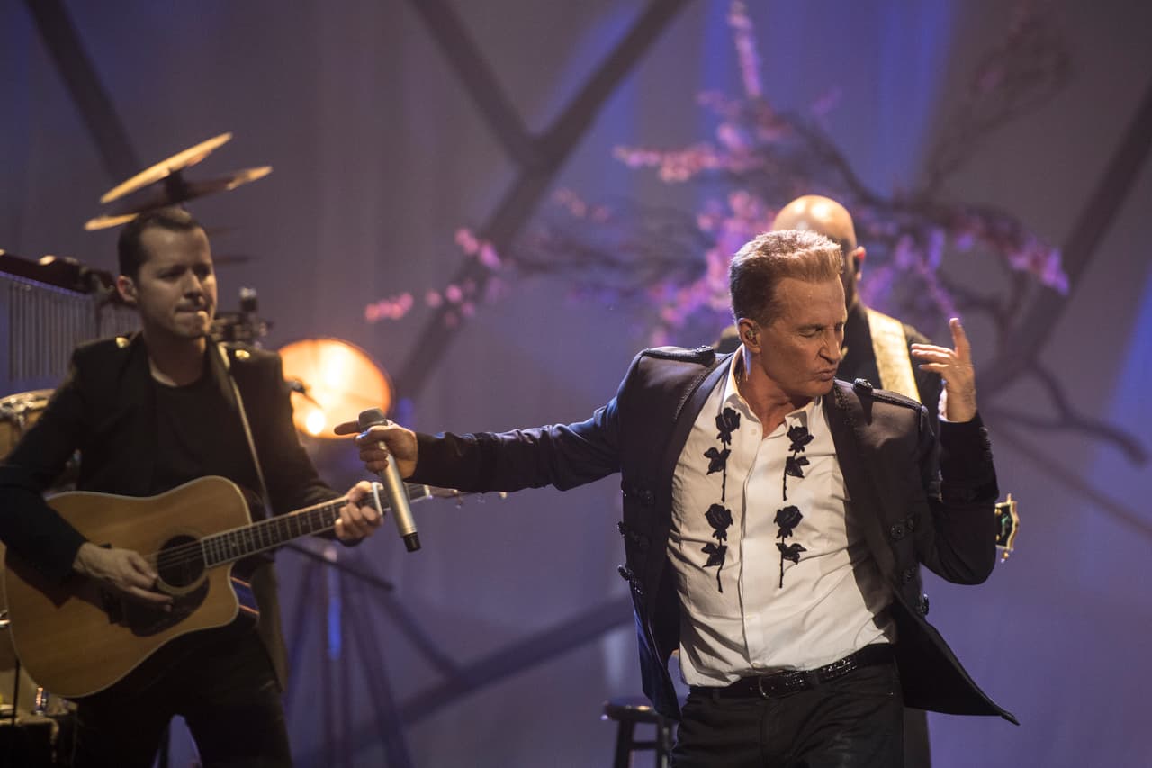 La estrella del pop latino 
<b>Emmanuel</b> escribió una nueva página en el libro de la franquicia MTV Unplugged al grabar con su esperado especial acústico en el 'Frontón México' de la Ciudad de México para festejar sus cuatro décadas de carrera artística.