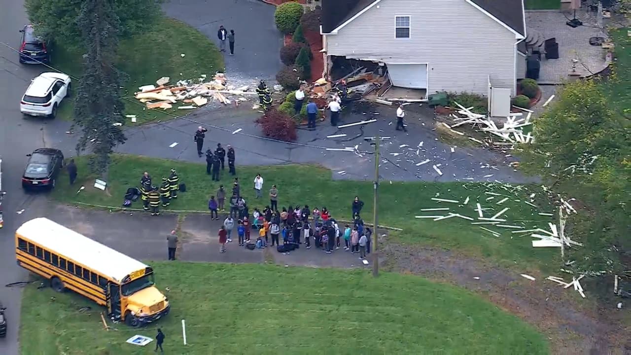 Autobús escolar se estrella contra casa en Edison, Nueva Jersey