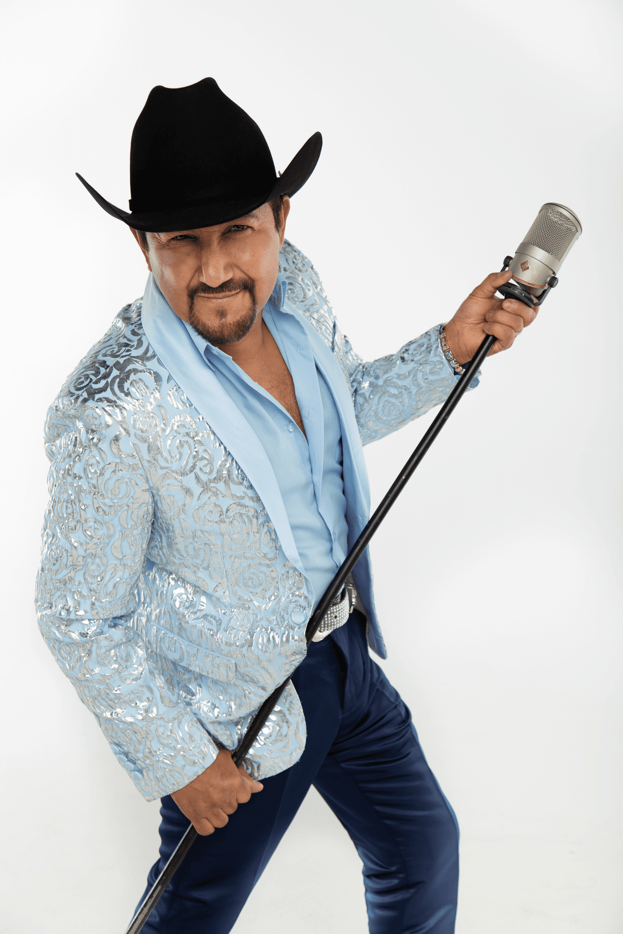 Mientras que la pasión de 
<b>El Feo </b>es criar animalitos en su rancho, donde cuida de su Gallina Vidente y sus cabras, entre otros.