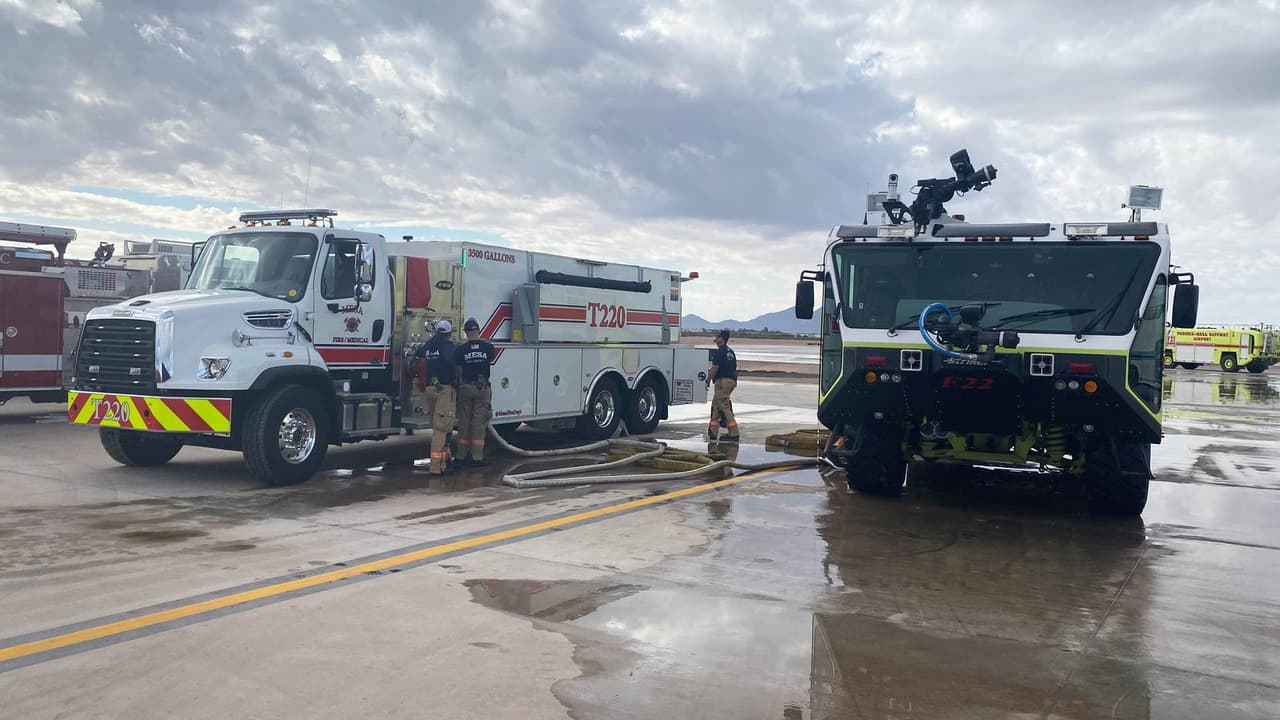 Un avión se estrelló contra un auto en Mesa: cinco personas murieron