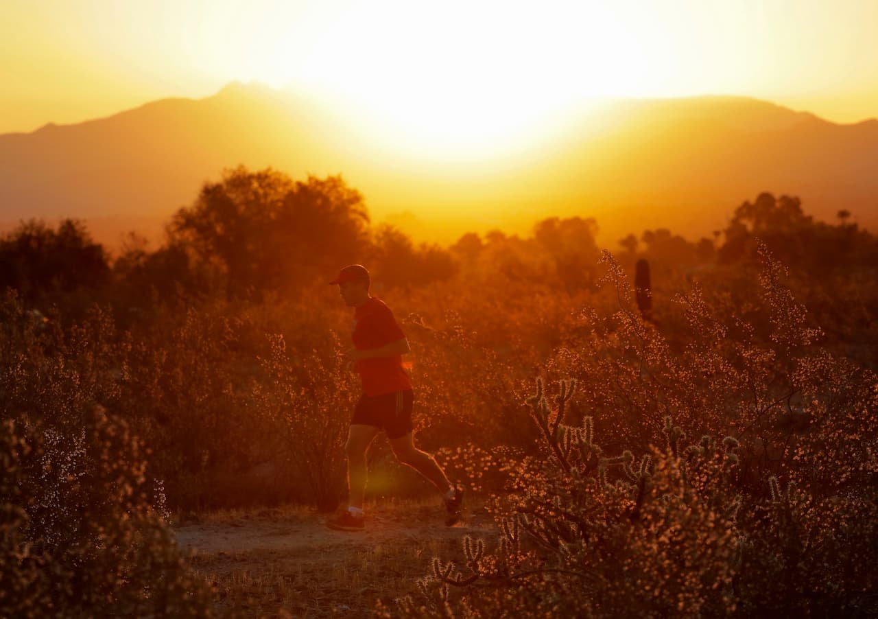 En temporadas de calor extremo, los expertos recomiendan limitar la exposición prolongada a los rayos del sol a no más de 15 minutos consecutivos. El problema con esto es que muchos trabajadores están expuestos a largas jornadas a la intemperie por la naturaleza de sus actividades.