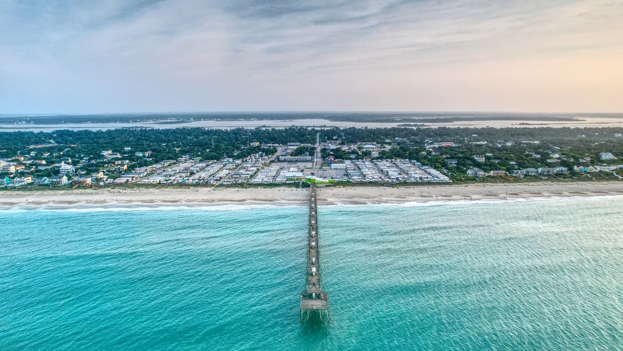 Con aguas verde esmeralda y costas de arena suave, Emerald Isle Beach se encuentra en Crystal Coast de Carolina del Norte.