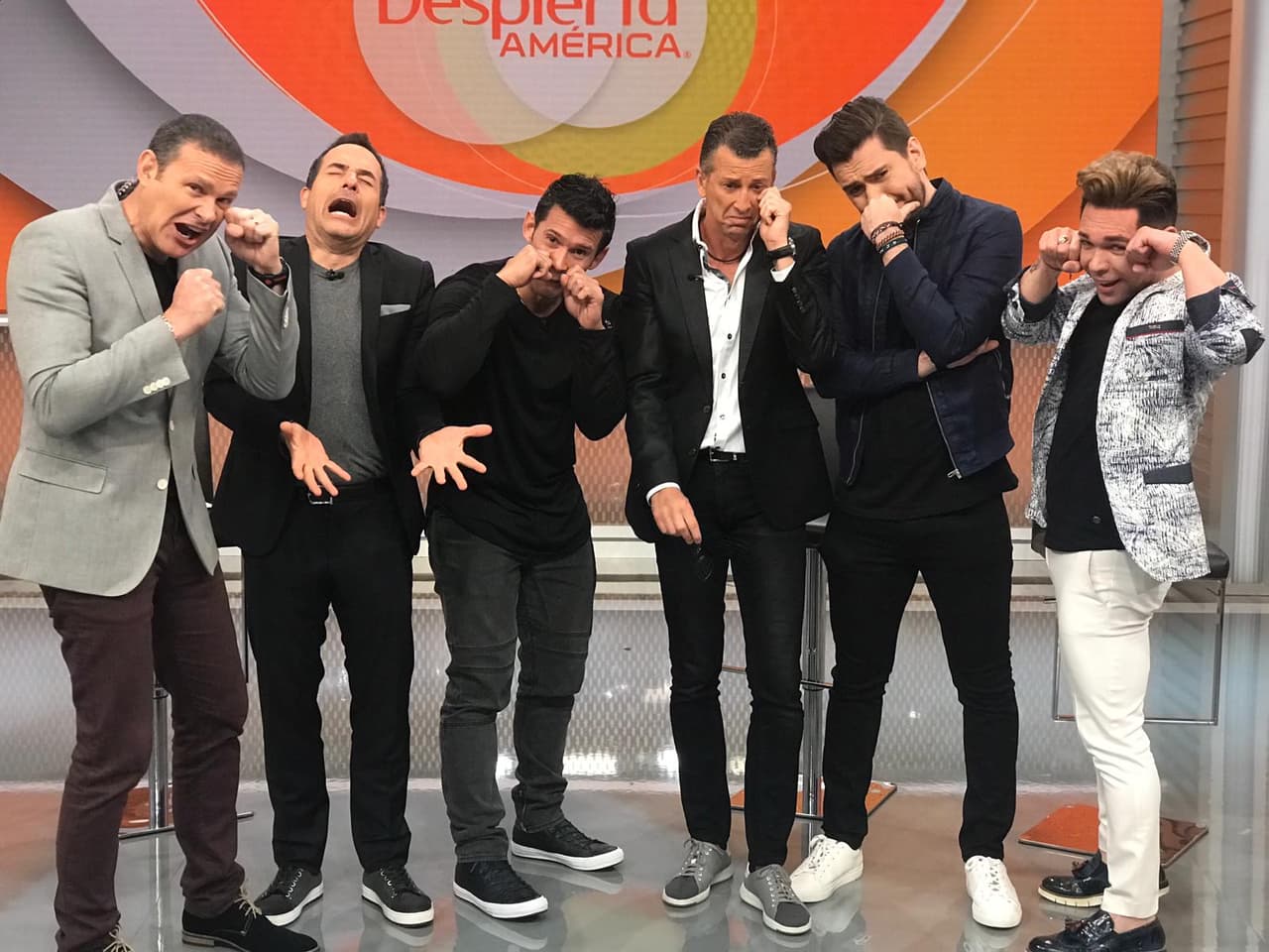 Uno de los tópicos fue ‘los hombres no lloran’. Alan, Carlos y los invitados expresaron que el género es criticado por desahogarse y que por esta razón tiene que reprimir sus sentimientos.