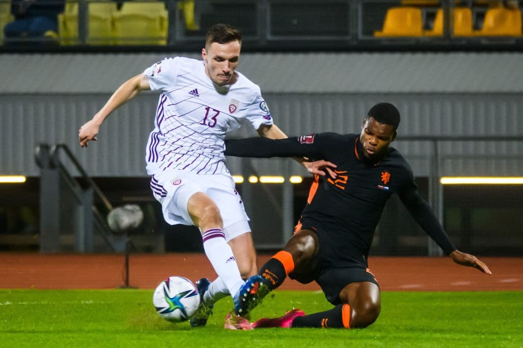 Davy Klaassen fue el hombre que se puso la capa de héroe y marcó el único tanto de todo el partido para darle la victoria a Holanda 0-1 sobre Letonia.