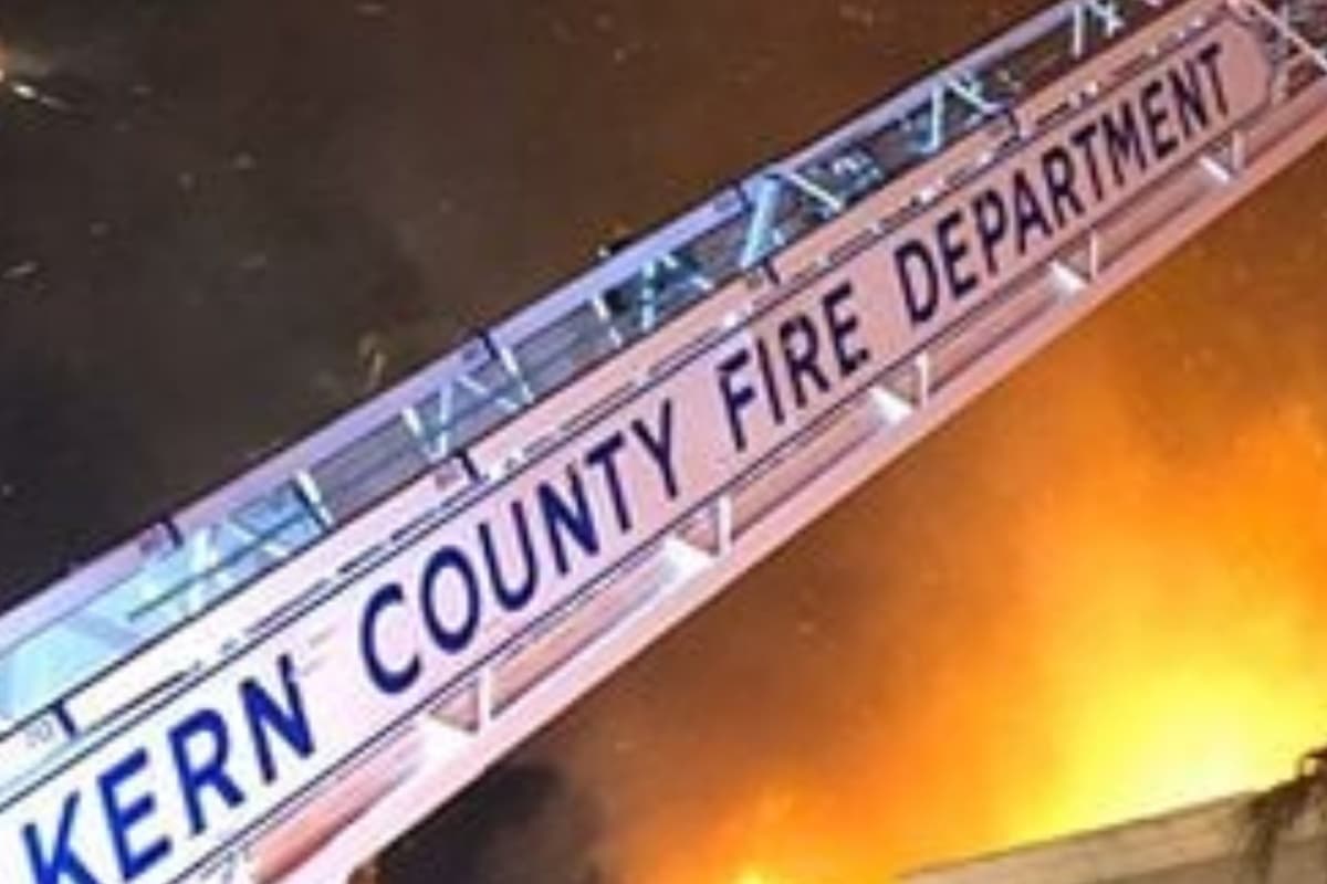 Las cuadrillas trabajaron para evitar que el fuego se extendiera a otros edificios. El intenso fuego y el calor hicieron que el trabajo para los bomberos fuera extremadamente difícil.