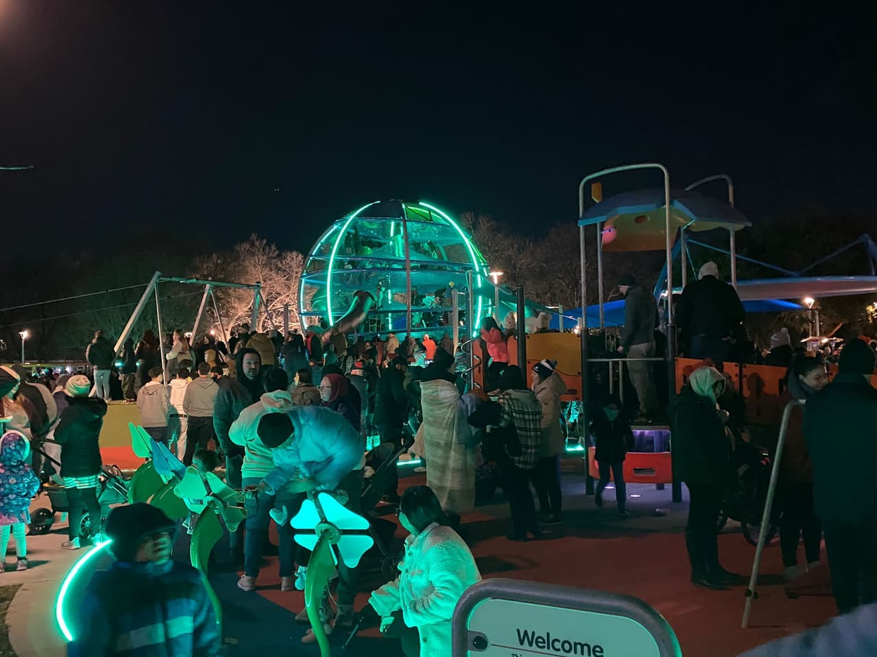 La espera terminó. Este fin de semana se inauguró el 
<a href="https://www.univision.com/local/dallas-kuvn/localisimo/joya-parque-oran-good-atracciones-unicas-brillan-farmers-branch-texas-fotos" target="_blank">parque Joya</a> en Farmers Branch con la presencia de la alcaldesa Terry Lynne, el cual tiene algo muy especial y único: ¡brilla en la oscuridad!