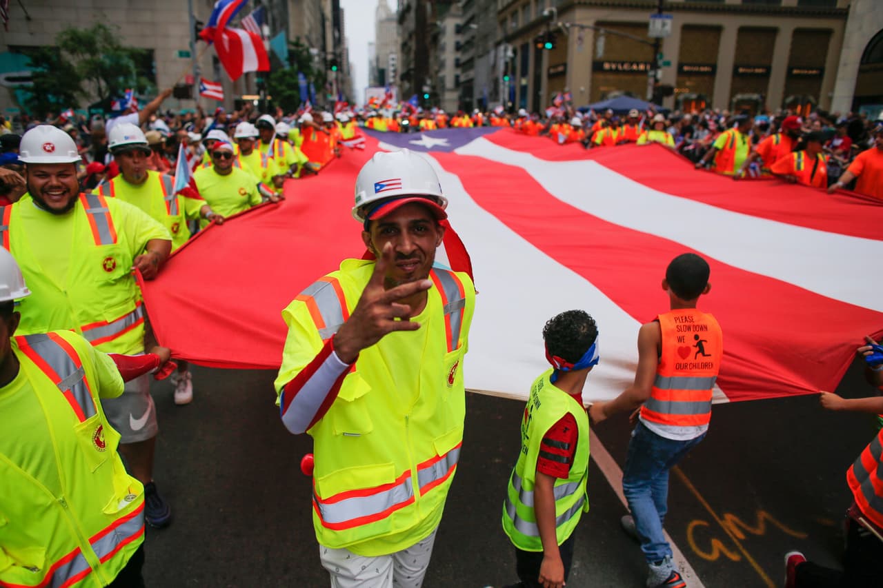 Cientos de miembros de la comunidad puertorriqueña y líderes neoyorquinos caminaron por la Quinta Avenida en el centro de Manhattan la mañana de este domingo con mensajes que llaman a la unidad y piden el apoyo para la reconstrucción de la isla a casi nueve meses del huracán María.