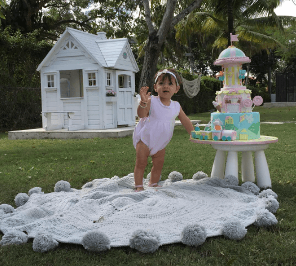 Desde pequeña la han vestido con mucho color y con un toque muy adorable.