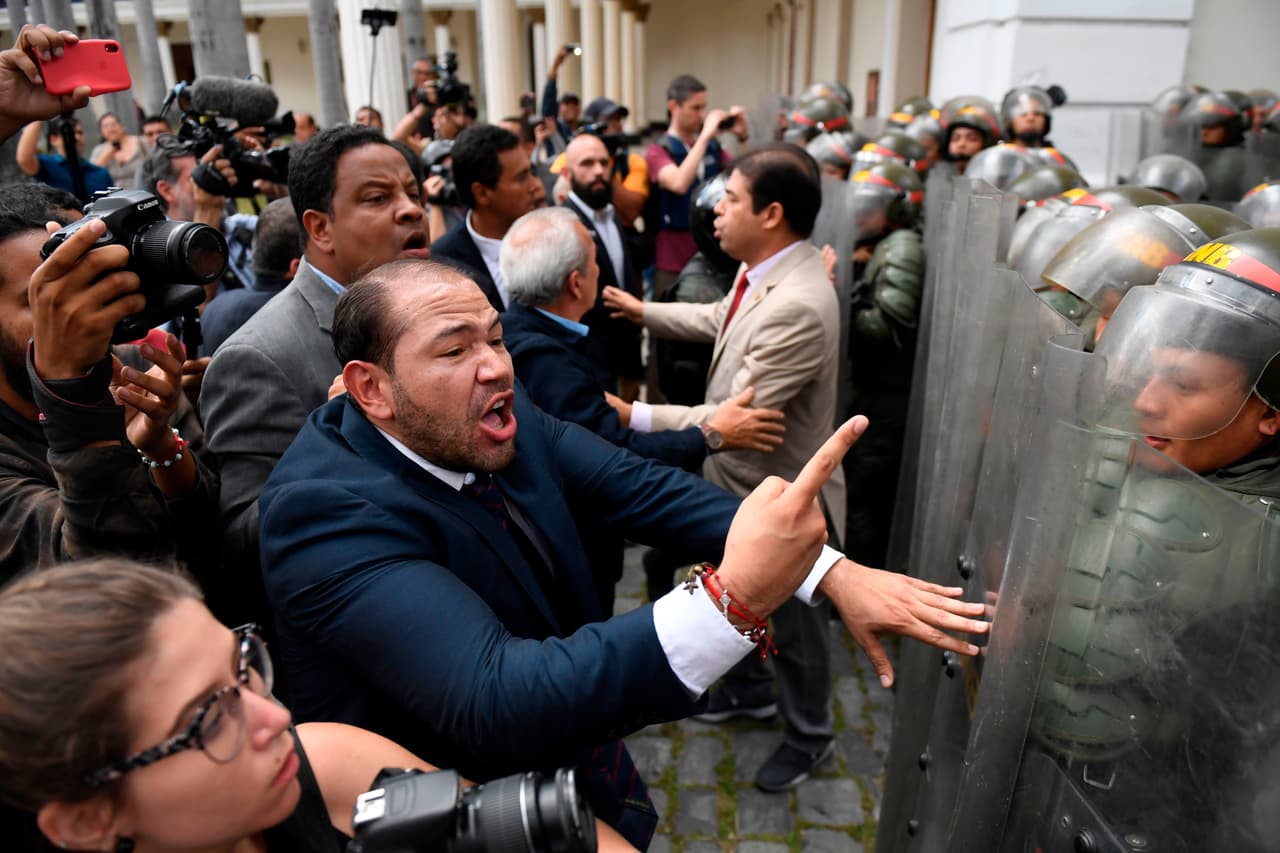 Los diputados opositores intentando persuadir a los agentes de la Guardia Nacional. Hubo empujones en las escaleras de acceso al edificio antes de que pudieran llegar hasta el hemiciclo.