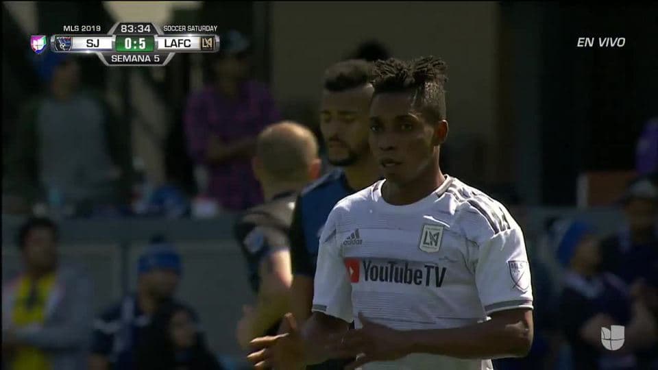 Tiro desviado de Latif Blessing