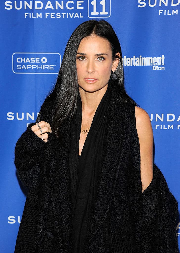 <b>Demi Moore</b>
<br>En su autobiografía 
<i>Inside Out</i>, 
<a href="https://www.univision.com/famosos/el-divorcio-salvo-el-amor-de-demi-moore-y-bruce-willis-video">la actriz</a> confesó que fue violada en su casa cuando tenía 15 años, por un hombre que afirmó que le había pagado a la mamá de Moore.