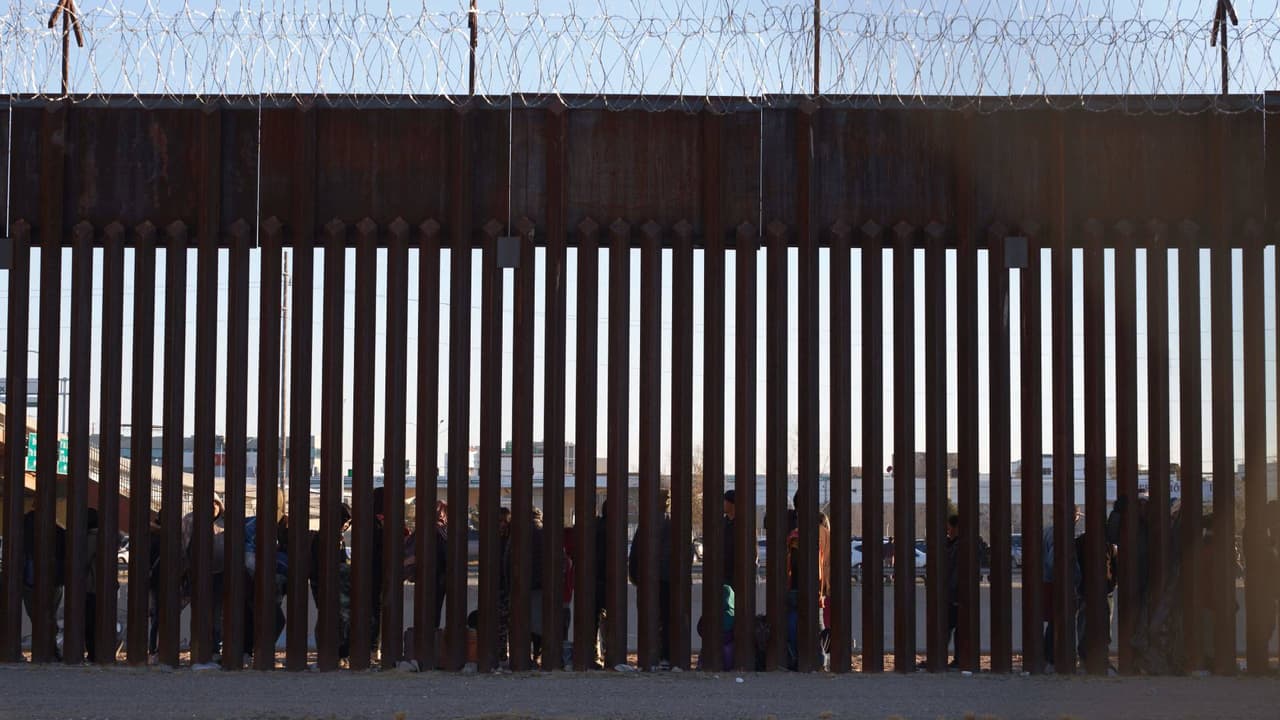 Una delegación de Chicago viaja a la frontera sin Brandon Johnson para ver la crisis migratoria