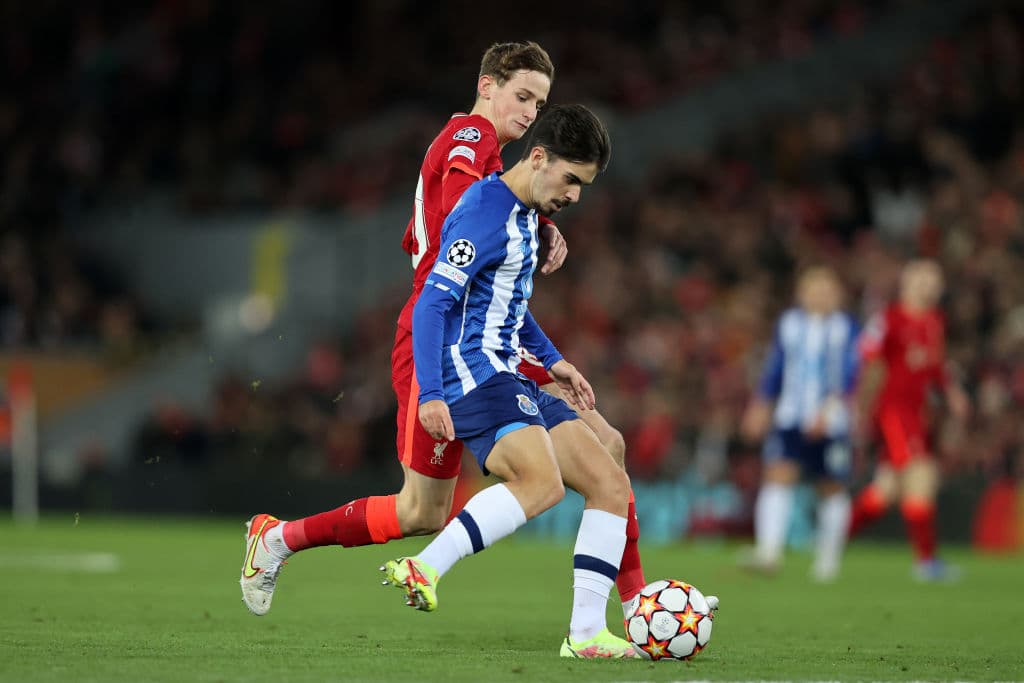 Con tantos de Thiago Alcántara y Mohamed Salah, el Liverpool camina a la victoria 2-0 sobre el Porto.