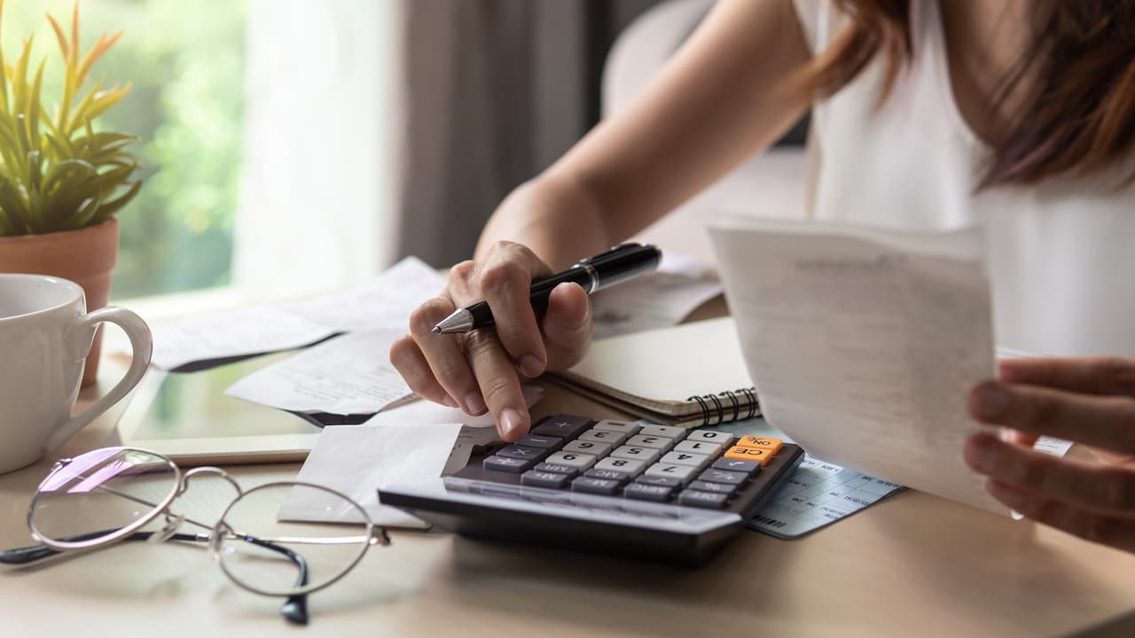 <b>1. Establece un presupuesto realista: </b>Define cuánto puedes gastar en regalos, alimentos y celebraciones. Usa herramientas como apps bancarias o calculadoras financieras recomendadas por instituciones como Bank of America.