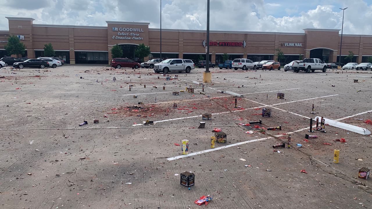 La mujer de aproximadamente 30 años no pudo alejarse de los fuegos artificiales antes de que explotaran, indicaron las autoridades.