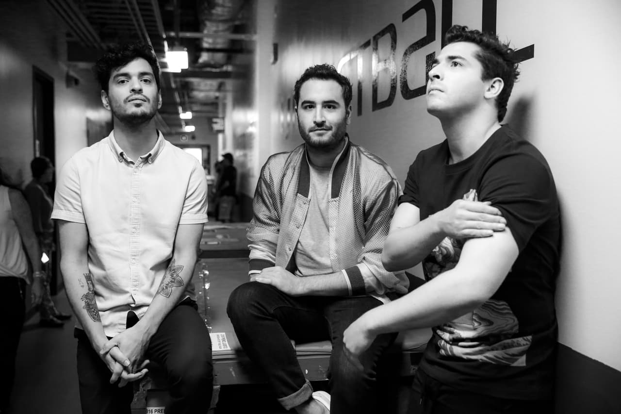 Reik también visitó el set de Premios Juventud y tuvieron un momento retro durante su entrevista.