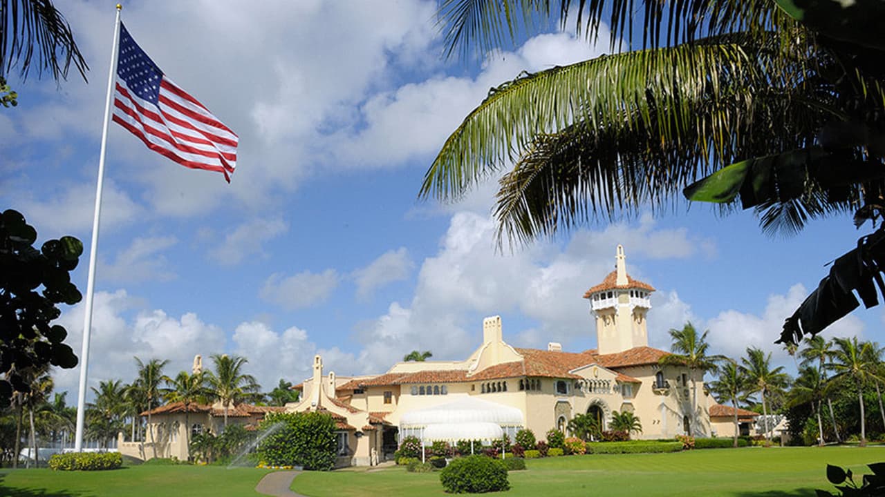 En 2006, Trump puso un asta de bandera de 80 pies de alto y una bandera estadounidense enorme en Mar-a-Lago, lo cual superaba las mediciones permitidas por Palm Beach. La ciudad le puso una multa que ascendió a $120,000. Trump contraatacó con una demanda de $25 millones, según The Palm Beach Post. Al final, Trump desistió de su demanda a cambio de que la ciudad le perdonara las multas y lo dejara tener la bandera a una altura un poco más baja que la original. Maralagoclub.com.