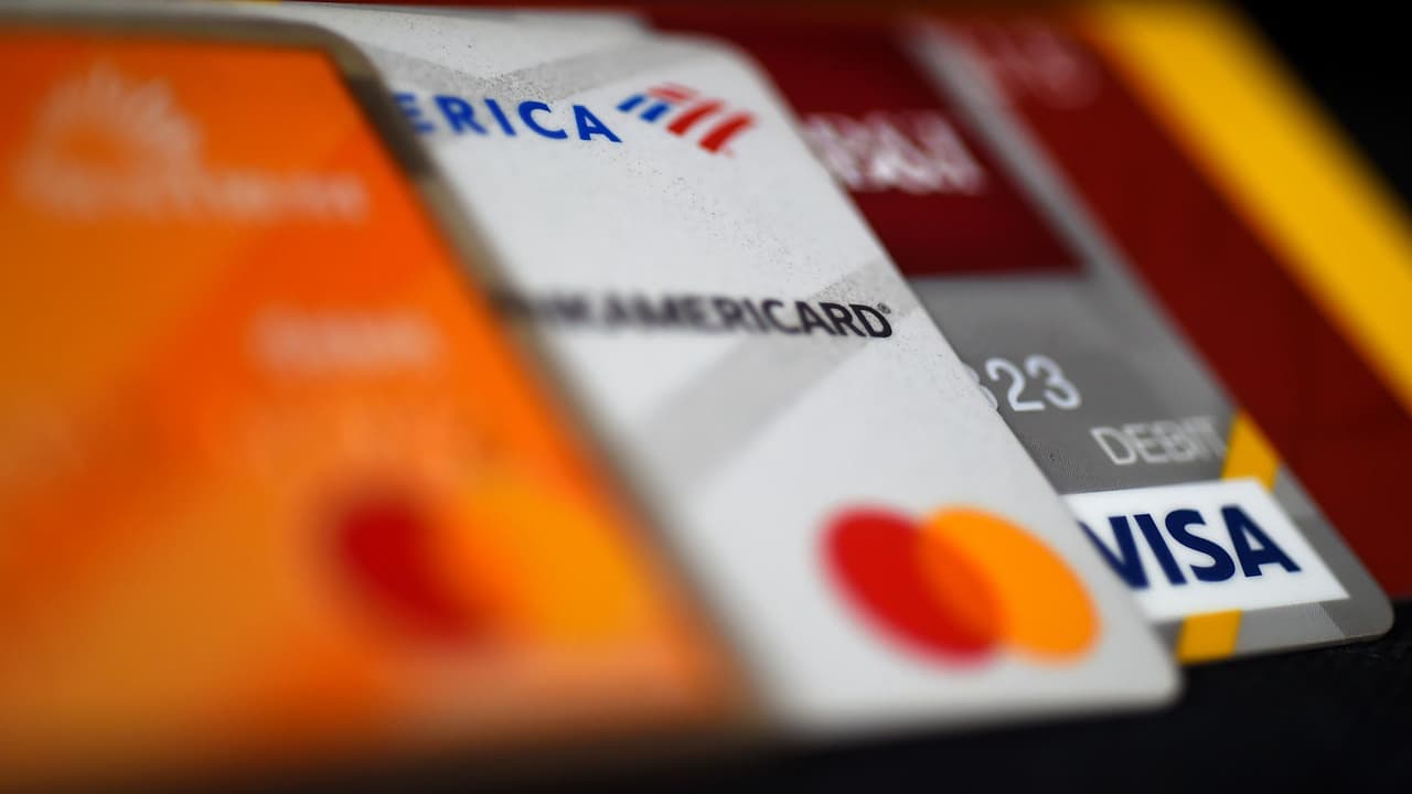 <b>Mira también: </b>Las deudas con tarjetas de crédito crecieron a su mayor ritmo en los últimos 20 años y muchos acuden a este método de pago para poder mantener su estilo de vida. El experto financiero Carlos Guamán ofrece algunos consejos para que estas deudas no te ahoguen y dice en qué caso sí es beneficioso abrir una tarjeta nueva. 
<b>Más noticias en </b>
<a href="https://www.univision.com/noticias" target="_blank">Univision </a>