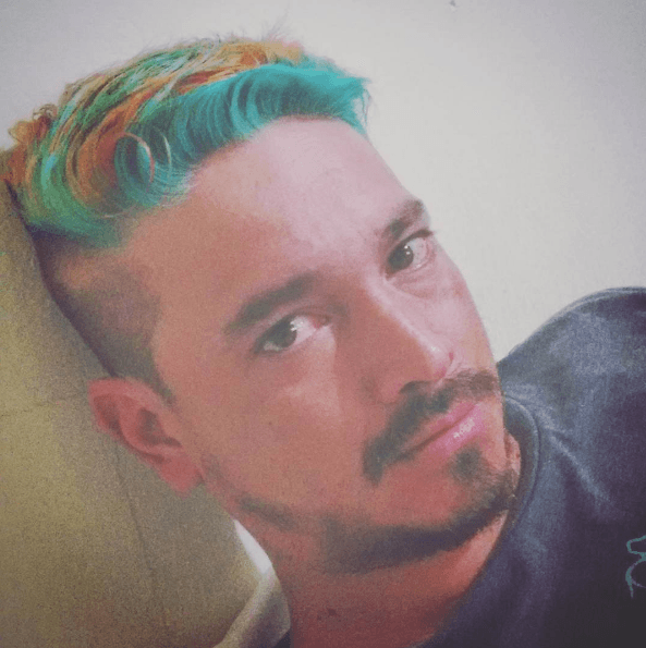 Freddy decidió teñirse el cabello para parecerse más a su ídolo.
