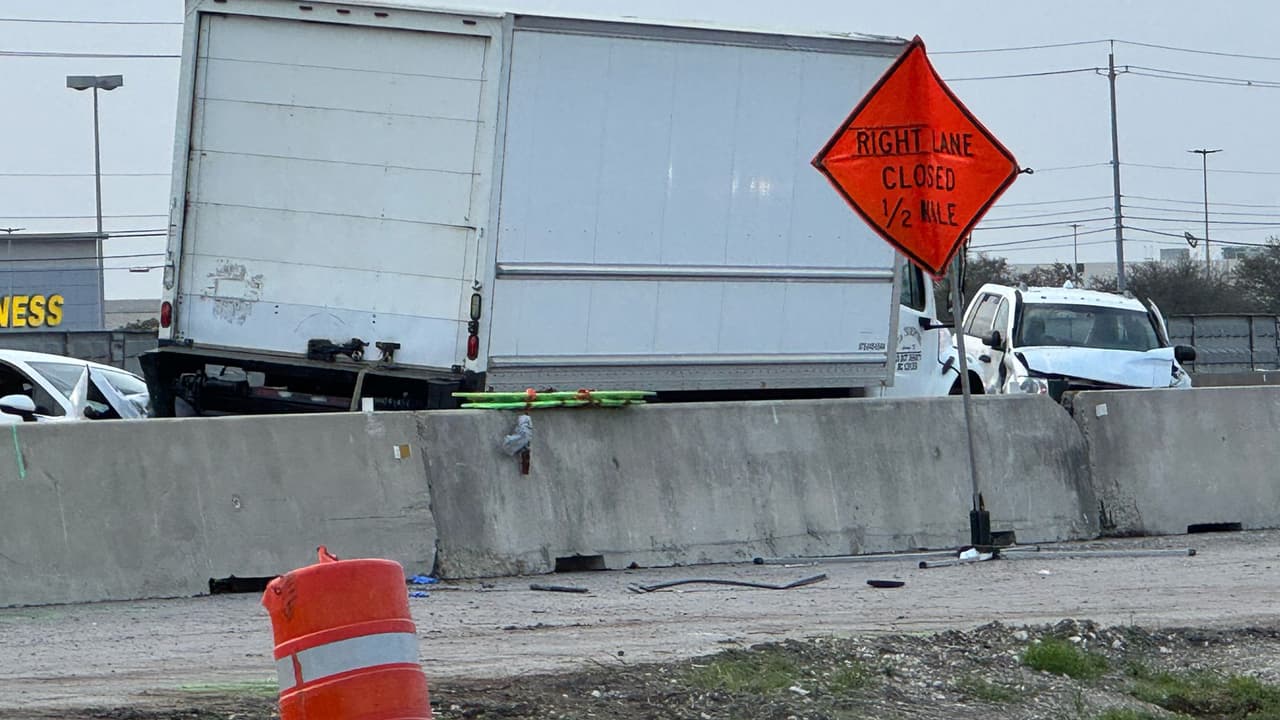 Autoridades confirmaron que
<b><a href="https://www.univision.com/local/austin-kakw/cinco-muertos-ninos-bebe-17-vehiculos-choque-multiple-ih-35-austin-texas" target="_blank"> cinco personas murieron, entre ellas 3 adultos, un niño y un bebé,</a></b> luego de un choque de 17 vehículos en la autopista I-35 en Austin, en dirección al sur. 
<br>
<br>Los hechos ocurrieron a eso de las 11:20 pm el jueves 13 de marzo, en la cuadra 12900 al norte de la IH-35.