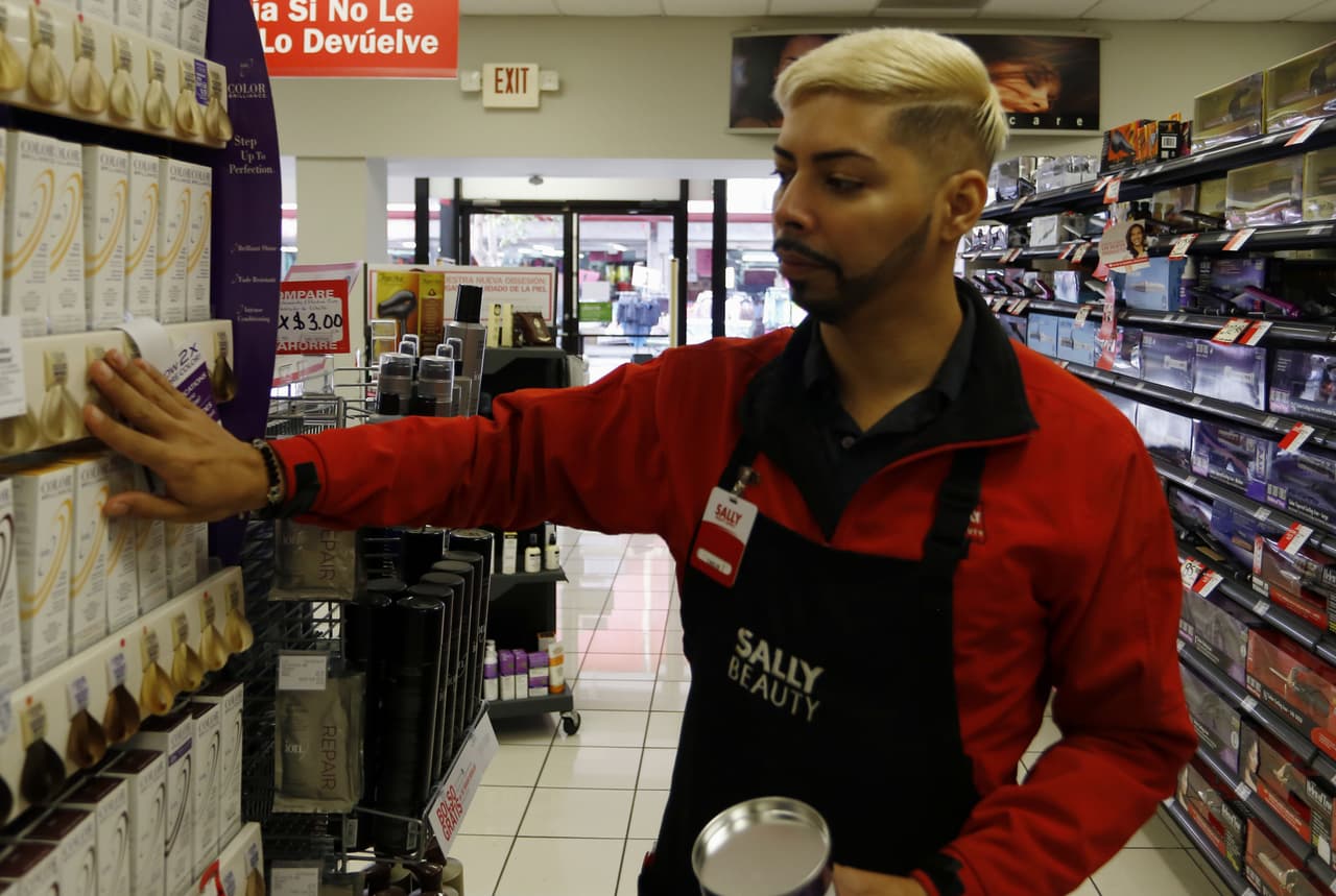 Los más contagiados han sido los salones de belleza, donde circula ahora por cantidades el color de moda para teñirse el cabello. Carlos Montalvo explica que vende el tinte rubio "como nunca". (EFE)