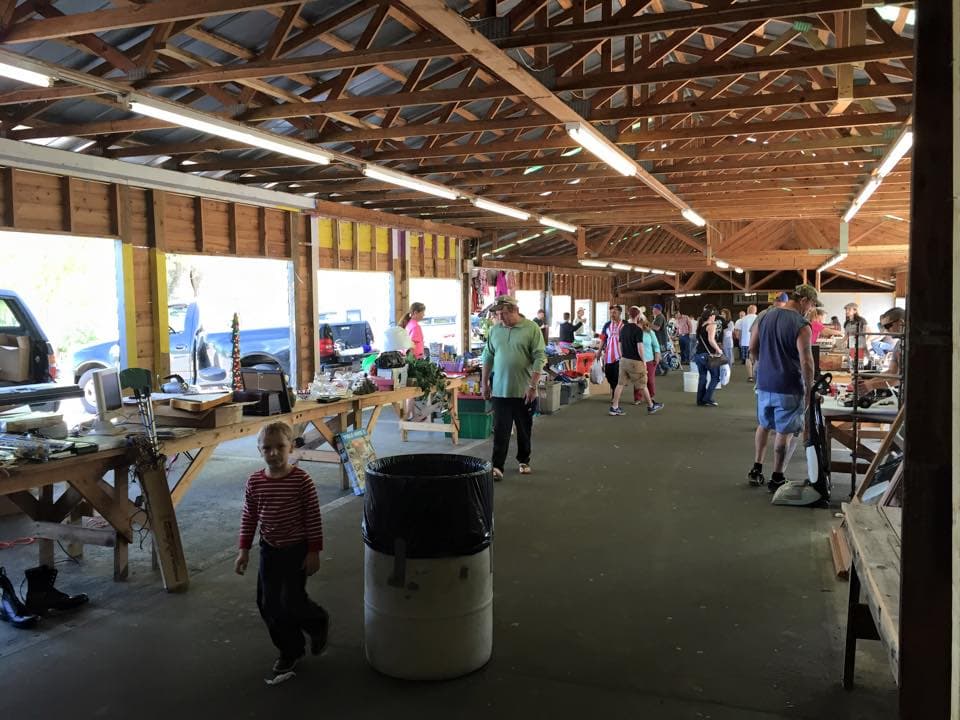 <h3 class="cms-H3-H3"><b><a href="https://www.facebook.com/jamestown.fleamarket/   " target="_blank">Jamestown Flea Market</a></b></h3>
<br>
<b>709 Jamestown Road, Morganton |Abre sábados y domingos de 7 am a 4 pm </b>
<br>Este gran mercado de pulgas ha estado abierto desde 1983. En el interior encontrarás artículos nuevos e incluso algunos hechos a mano. Afuera se ubican los proveedores más pequeños con mesas. Incluso, puedes alquilar una para vender esos artículos que ya no desees.