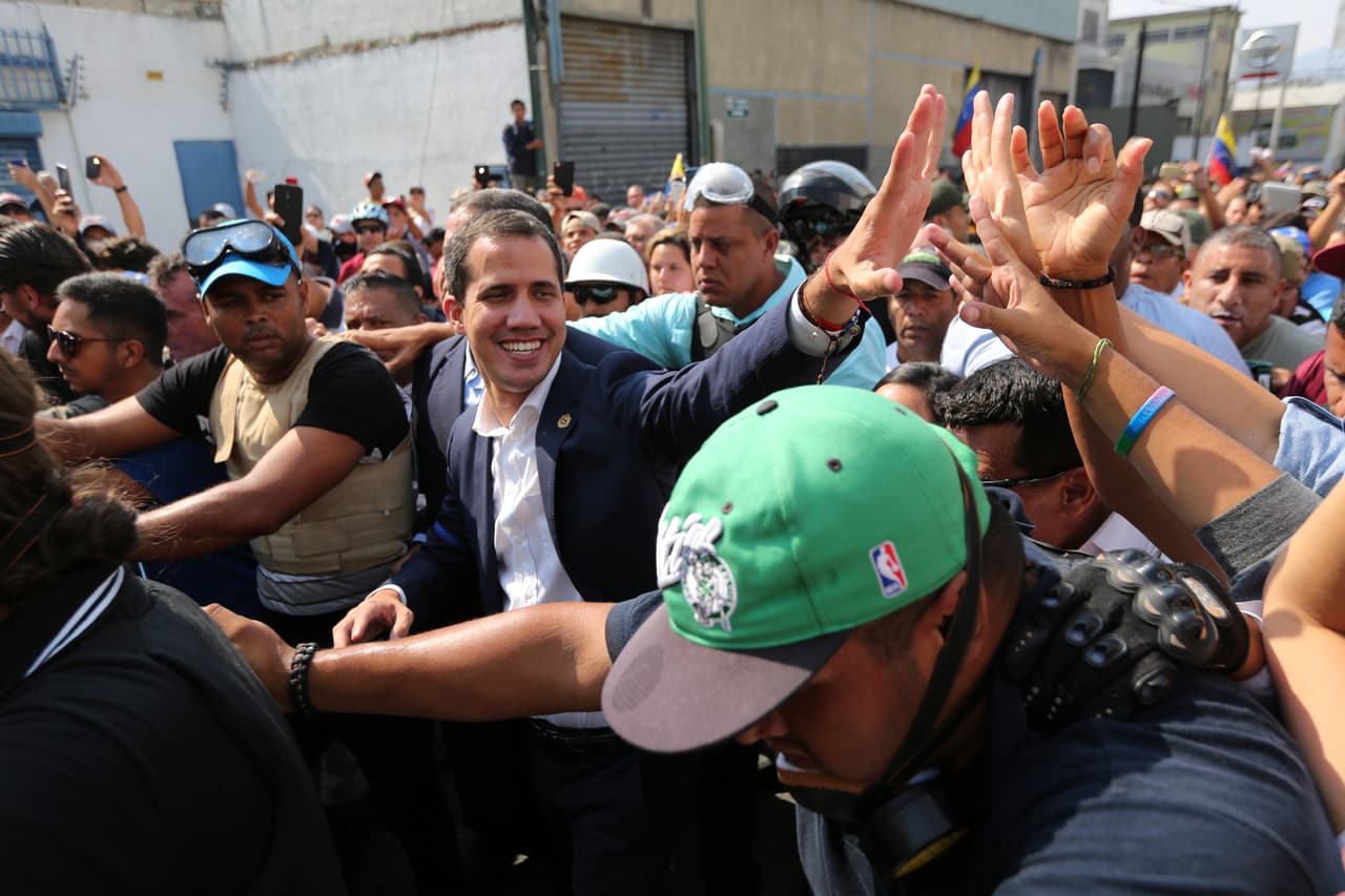 Guaidó ha caminado junto algunos manifestantes por las calles cercanas al enfrentamiento.
<br>