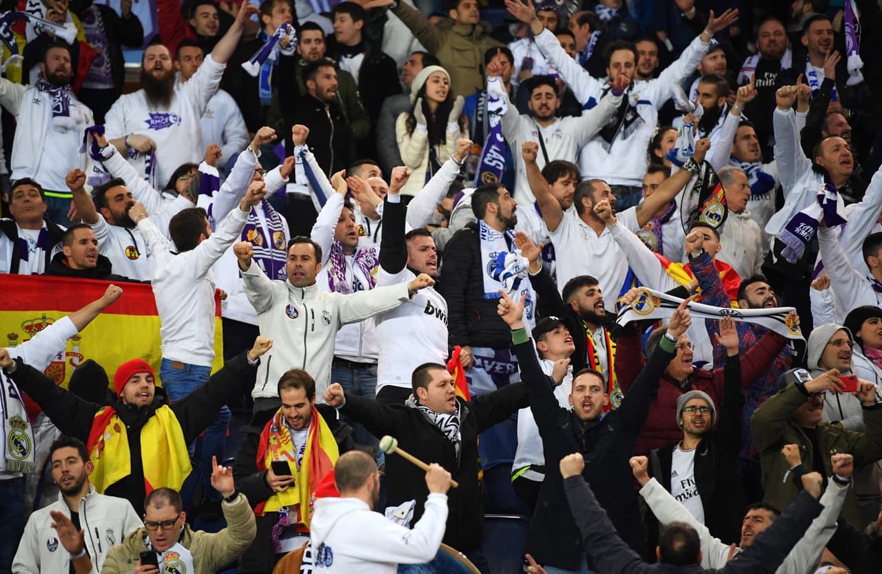 Los aficionados del Paris Saint-Germain –los más hostiles– y del Real Madrid han puesto el color en los alrededores del Parque de los Príncipes, así como en las graderías. Un ambientazo para vivir un partido de primer nivel en los octavos de final de la Champions League.