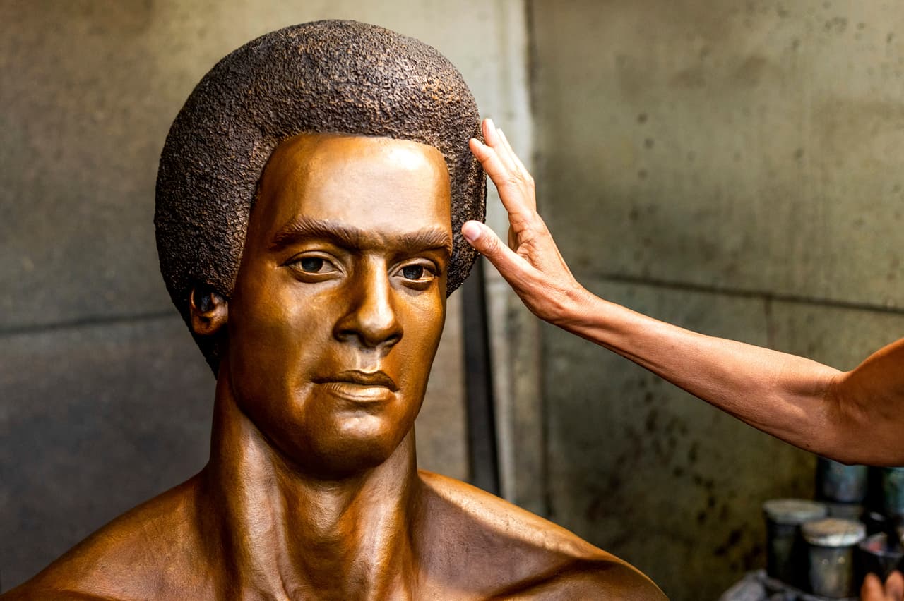 Huey P. Newton, uno de los fundadores de los Panteras Negras, ya cuenta con un busto de bronce en Oakland, donde nació su partido donde fue asesinado a tiros en 1989. El busto se instaló en West Oakland, en la intersección de Mandela Parkway y Huey P. Newton Way.
<br>