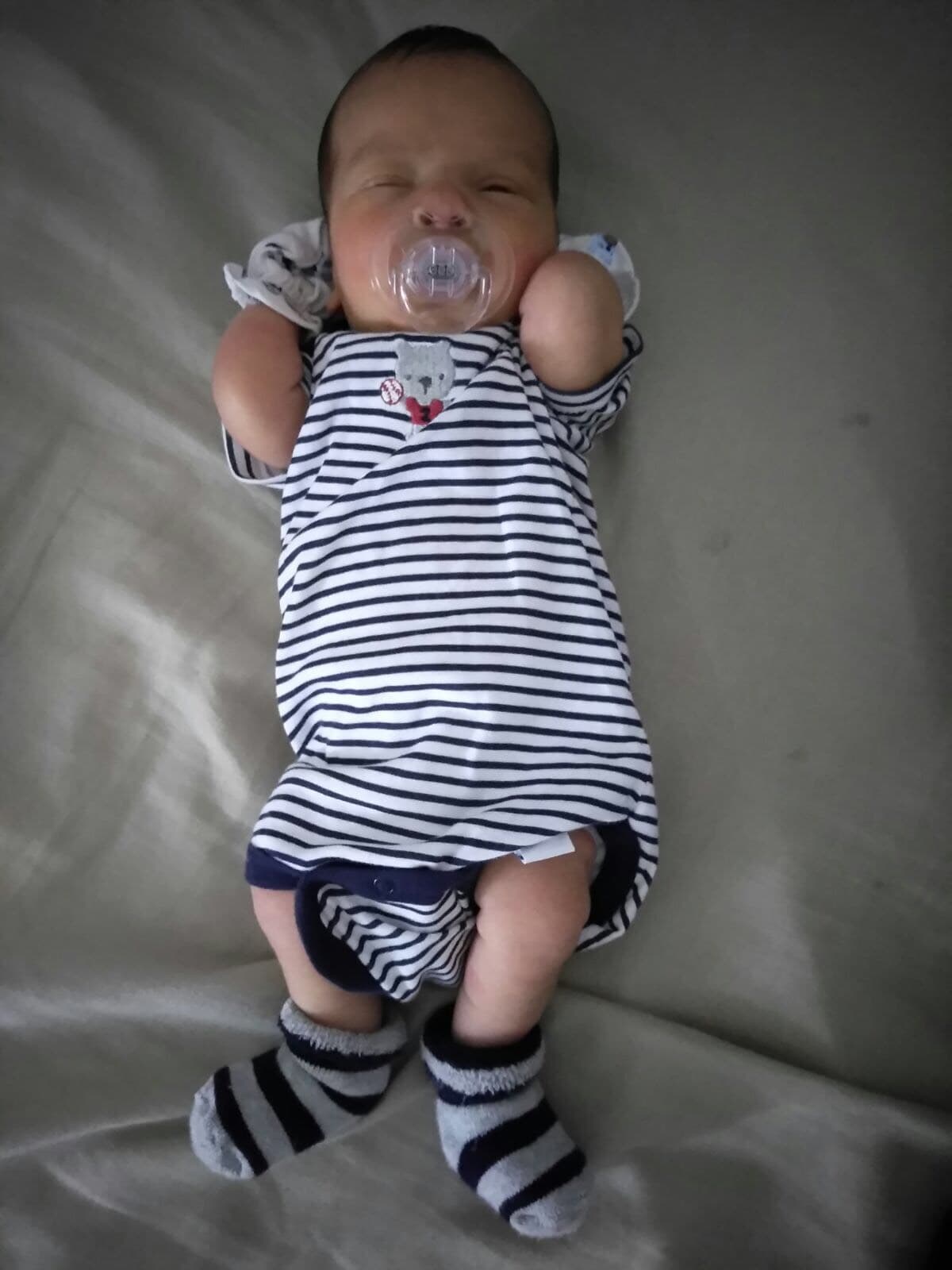 Dado a que Silvia y Carlitos son padres primerizos, aún son inexpertos y a veces se equivocan en las tallas para la ropa de Sebastián como en esta imagen que muestra lo grande que le quedaban las medias.
<br>