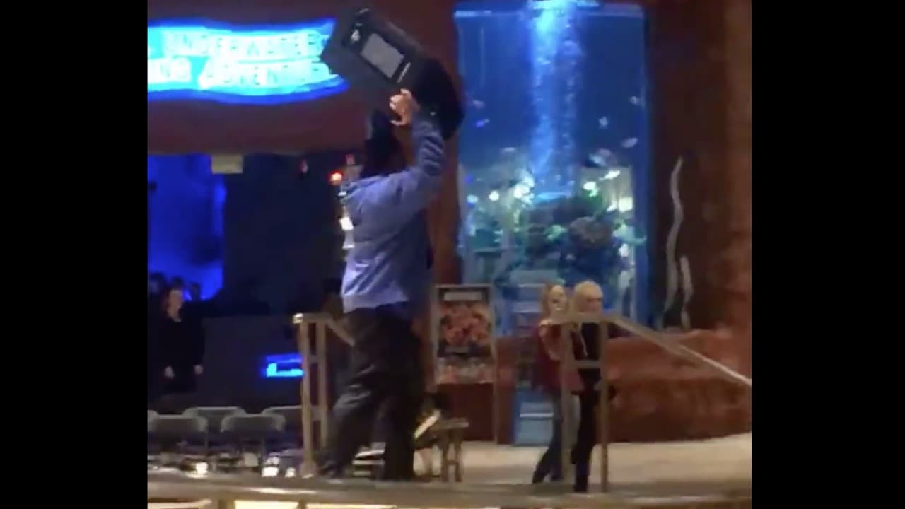 El momento en el que un hombre vandaliza un restaurante donde cenaba