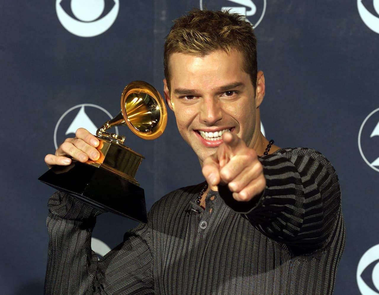 En 1999, y luego de conquistar el mundial de futbol de Francia 98 con su canción 'La Copa de la Vida', el cantante Ricky Martin se presentó en el escenario del GRAMMY interpretando la misma melodía.