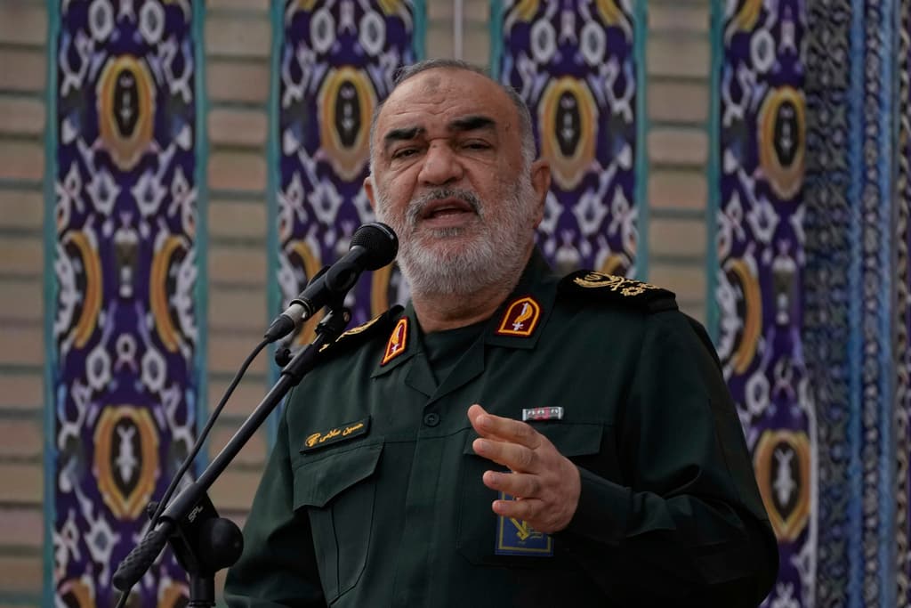 El jefe de la Guardia Revolucionaria de Irán, el general Hossein Salami, habla en una ceremonia que conmemora el primer aniversario de la muerte del difunto presidente iraní Ebrahim Raisi, en Teherán, Irán, el jueves 15 de mayo de 2025. (AP Foto/Vahid Salemi)