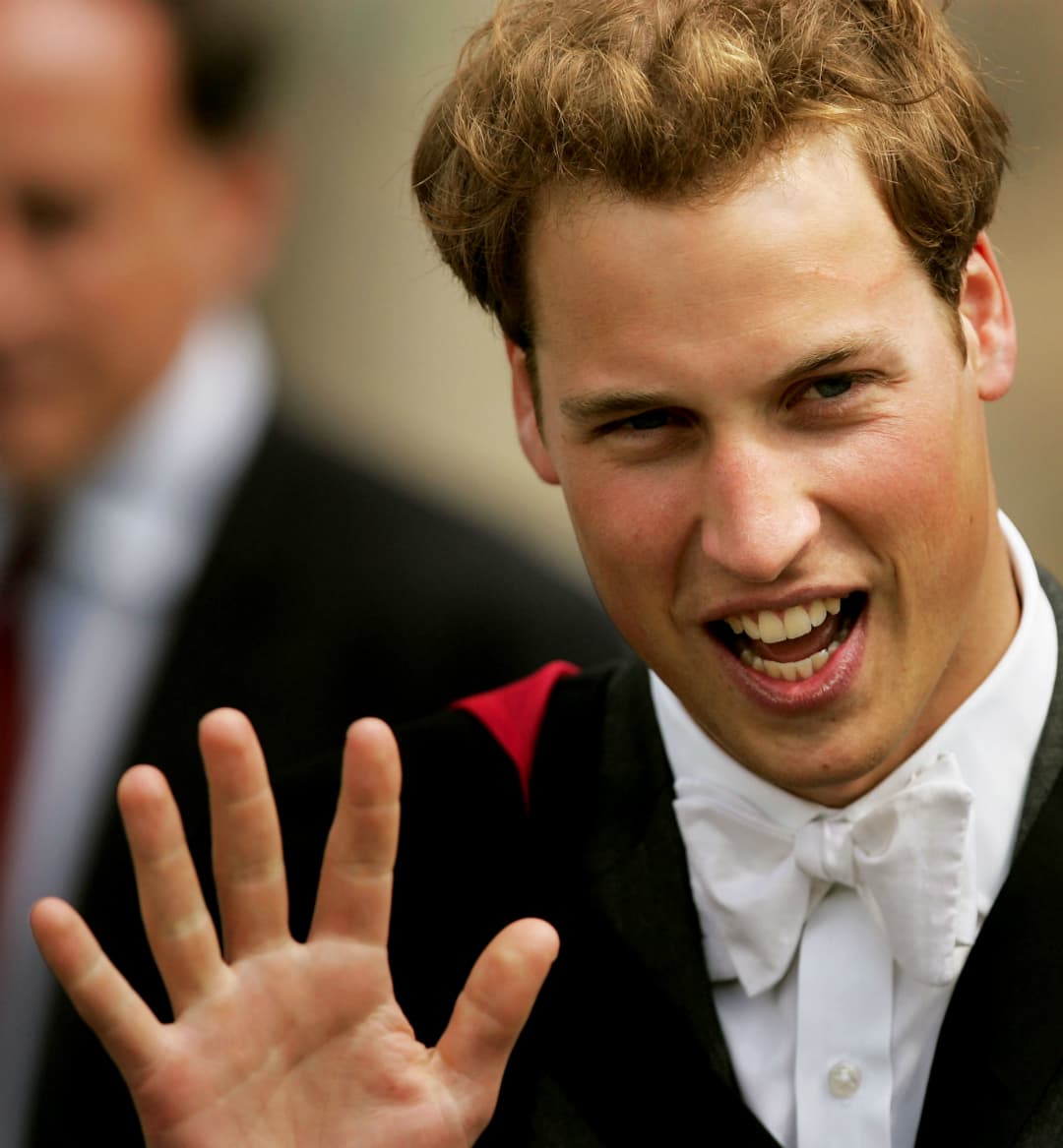 Una vez concluidos sus estudios decidió tomar un año de servicio social y participó en el entrenamiento del ejército británico en Belice, pasando la etapa final de su servicio en Chile como voluntario Raleigh Internacional.