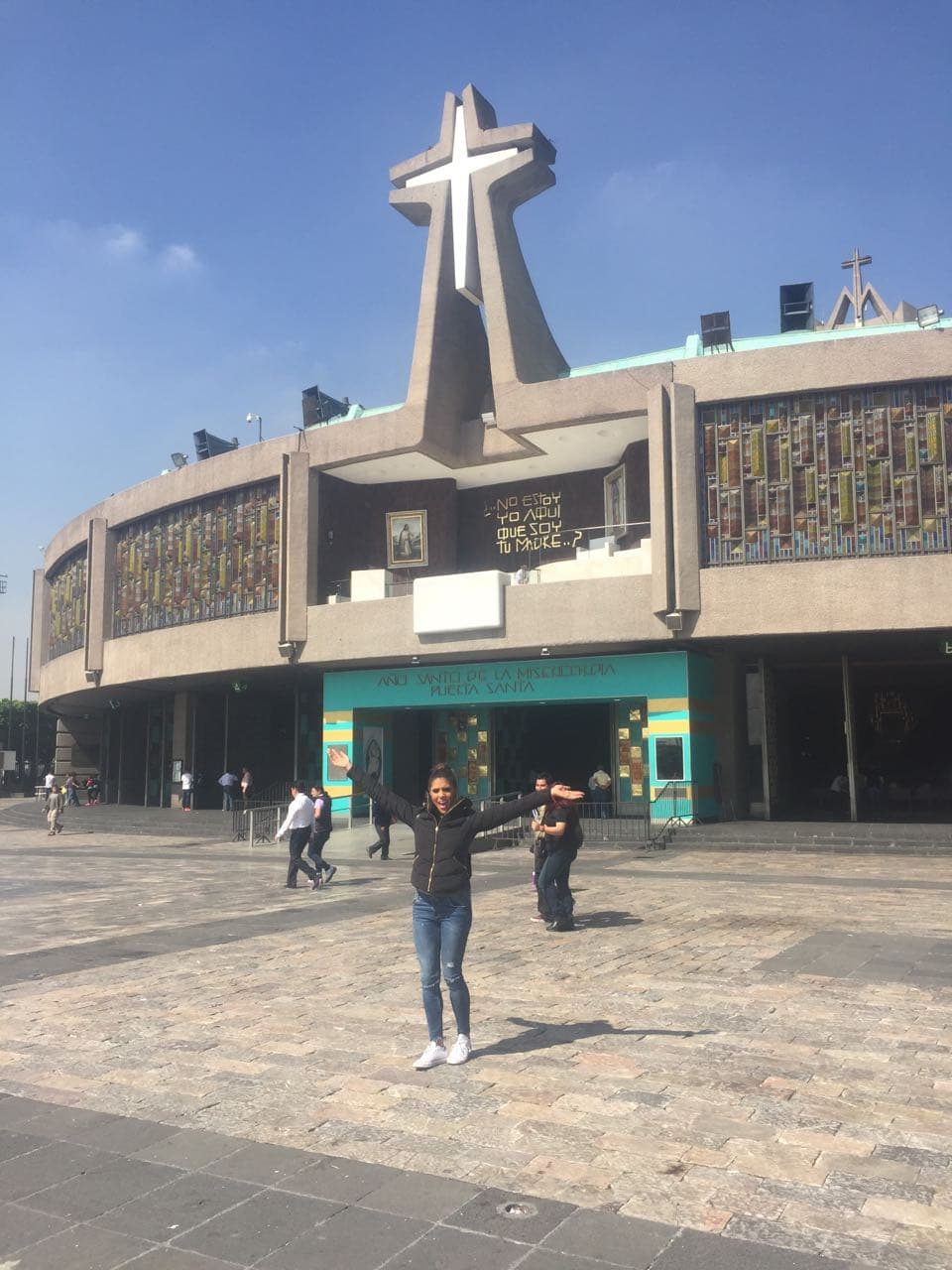Francisca esta por entrar al lugar donde se resguarda la Tilma de San Juan Diego, en la cual se encuentra plasmada la Sagrada Imagen de la Santísima Virgen de Guadalupe.