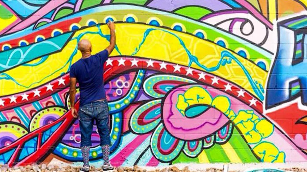 Su identidad artística está inspirada en el lenguaje visual del Hip Hop, considerada la cultura del arte del grafiti.